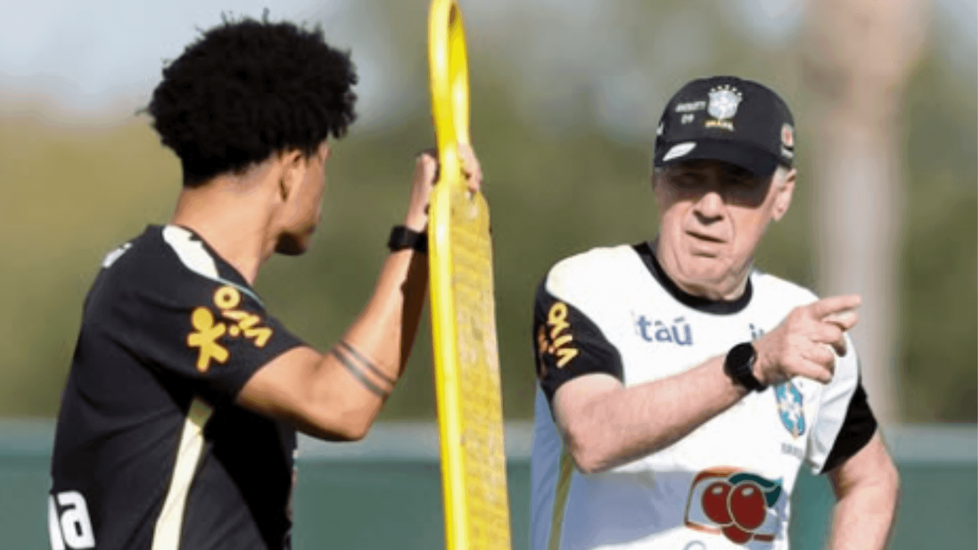 Douglas Santos e Luiz Henrique chegam aos EUA e se apresentam à seleção