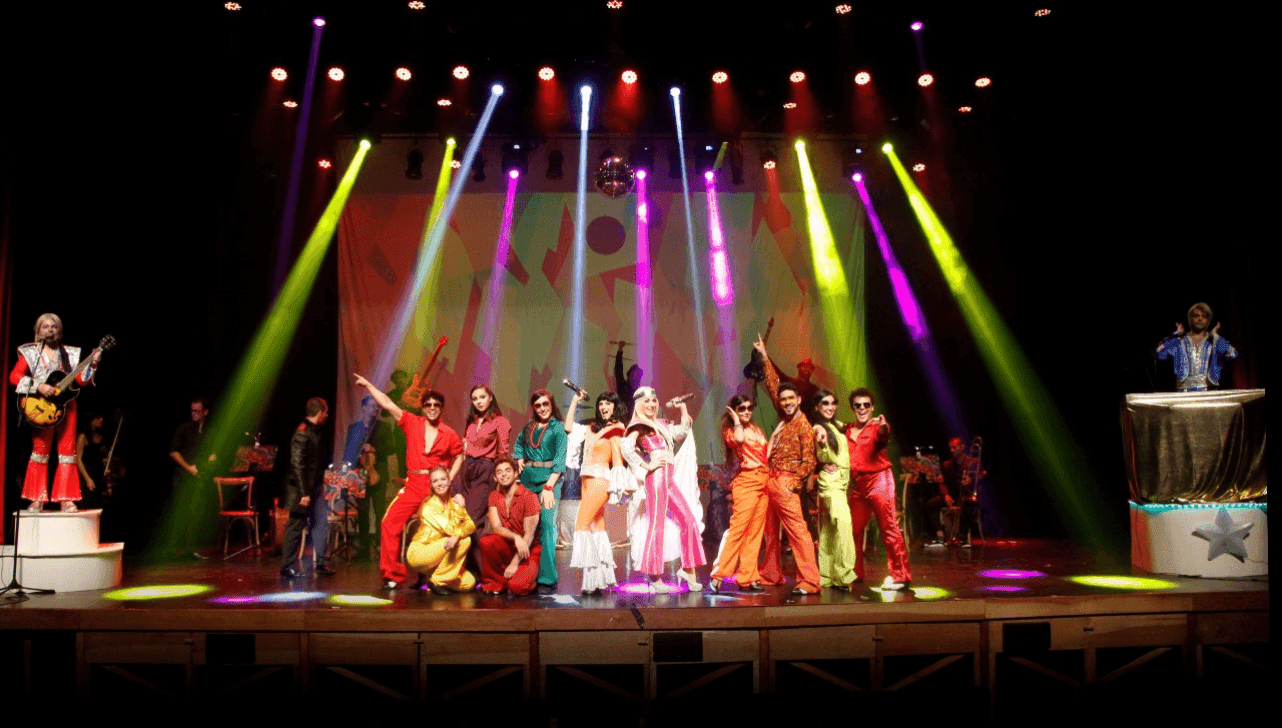 Espetáculo reúne 30 artistas e revisita sucessos do ABBA