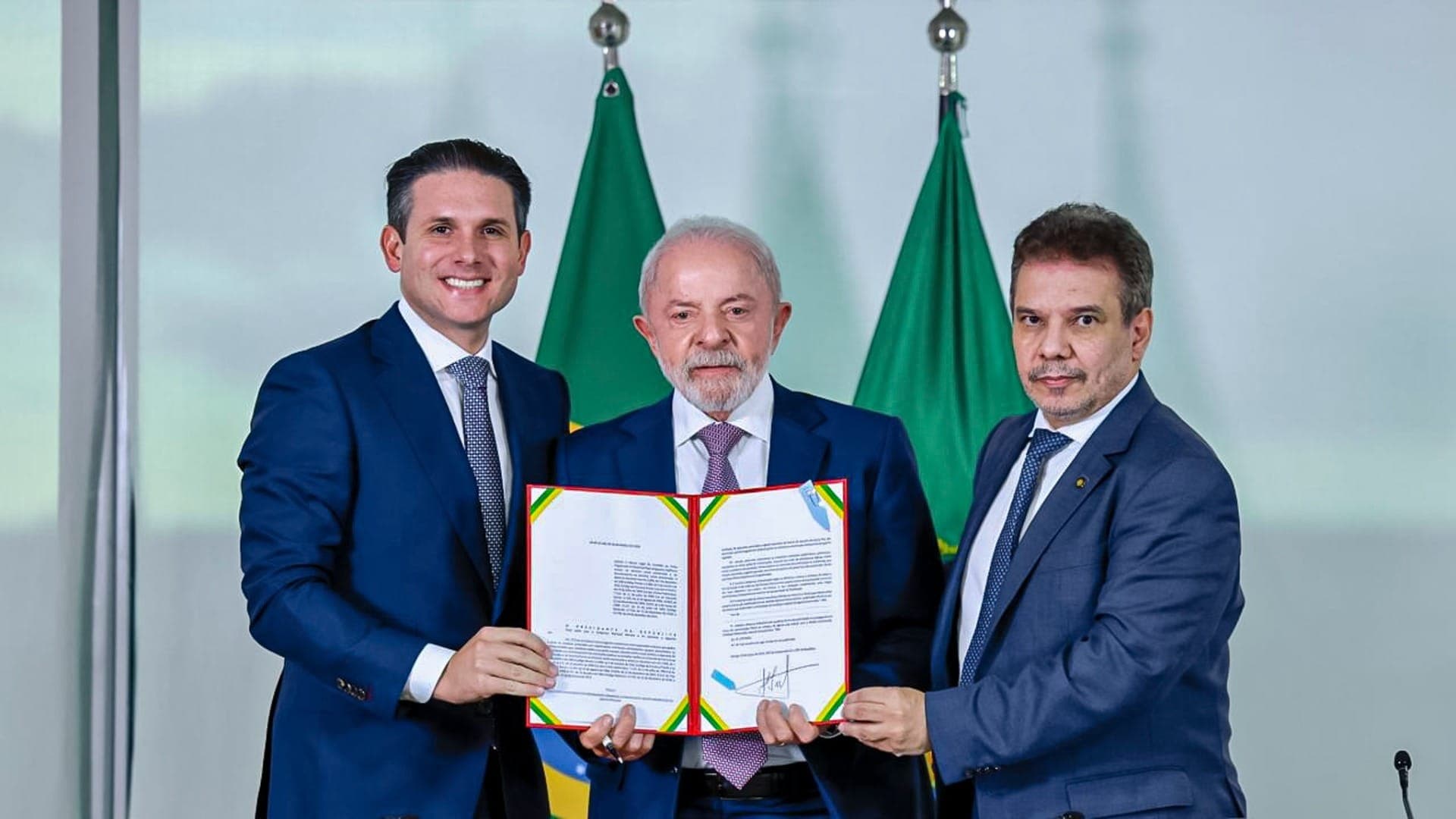 Lula ao lado do presidente da Câmara, Hugo Motta, e do ministro da Justiça e Segurança Pública, Wellington Lima