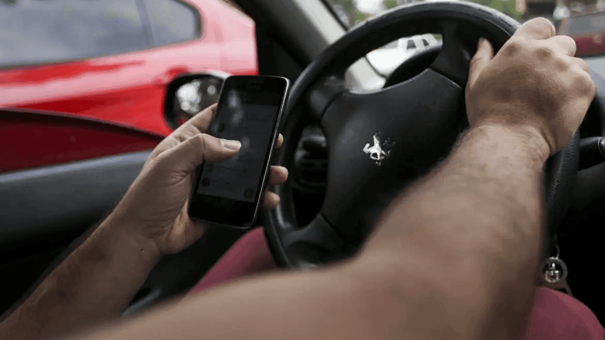 Celular ao volante: número de multas aumentam em São José dos Campos