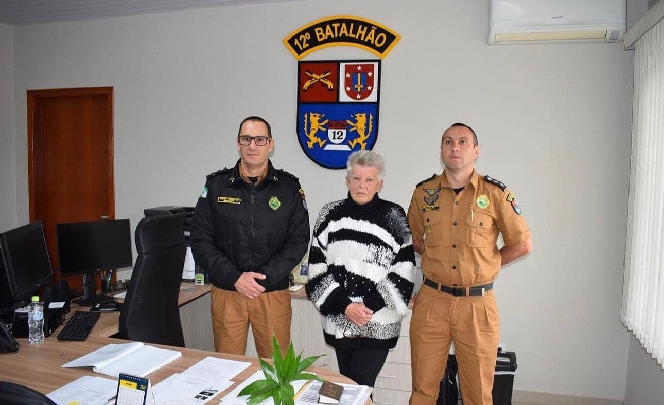 Dona Regina em visita ao pessoal da Polícia Militar
