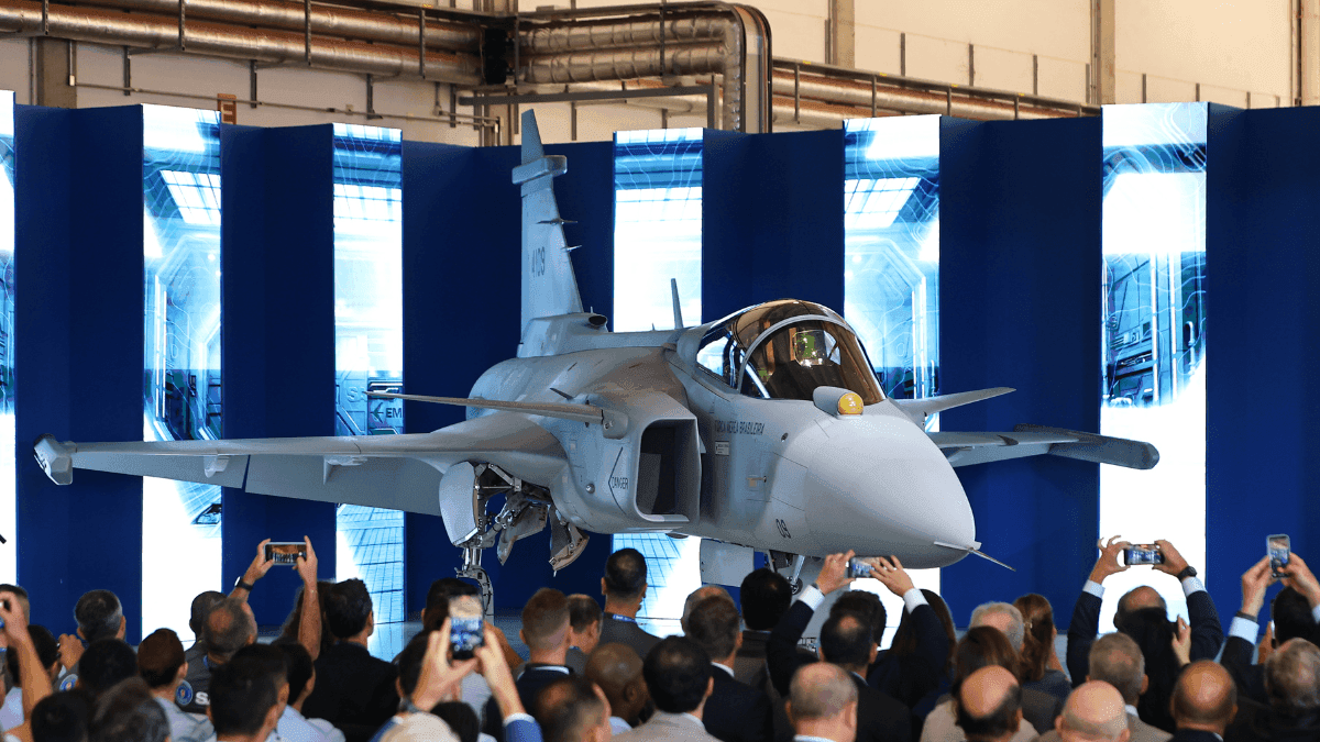 Embraer, Saab e a Força Aérea Brasileira revelaram o primeiro caça Gripen E produzido no Brasil.