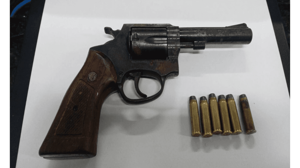 Guarda é preso suspeito de tentar vender arma ilegal em Caraguatatuba