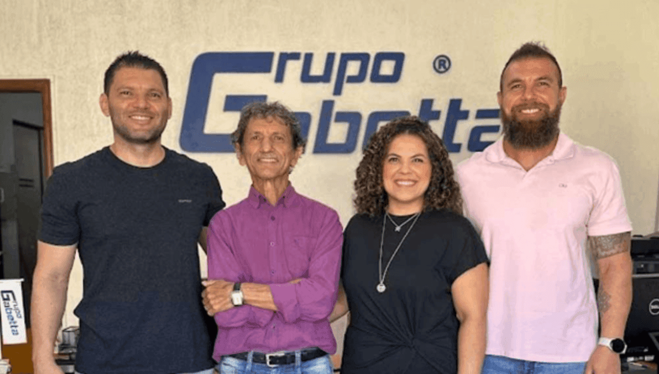 Integrantes do Grupo Gabetta posam na sede da empresa.
