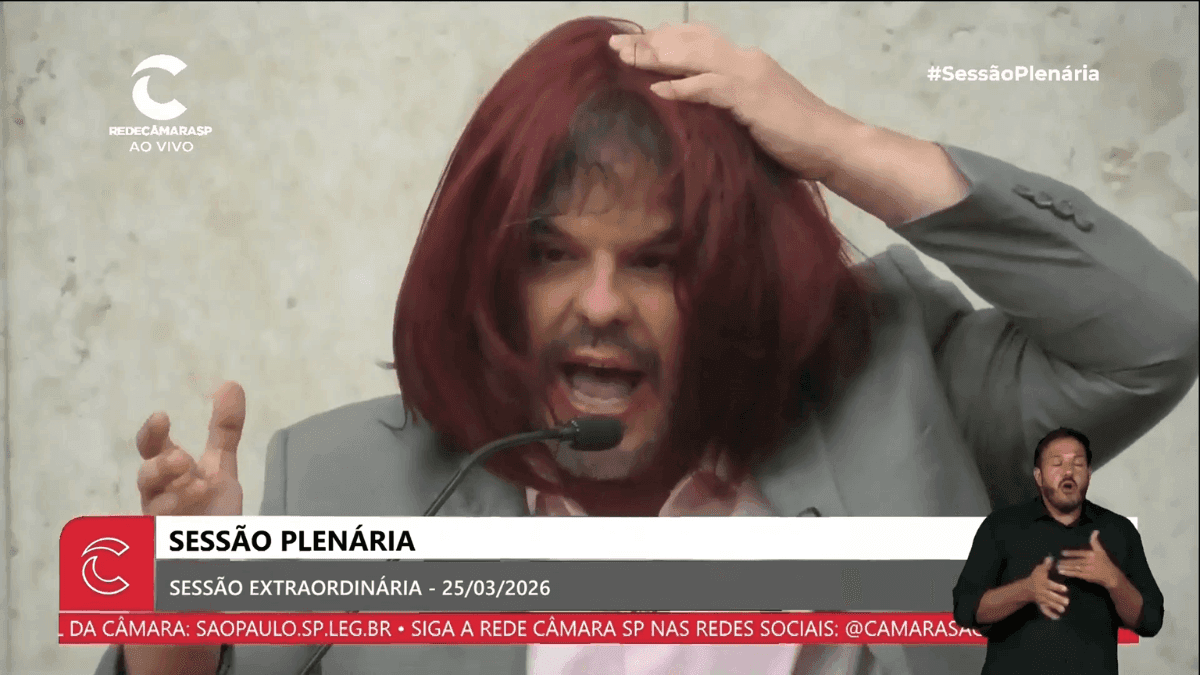 Vereador usa peruca e passa batom para criticar PL da Misoginia