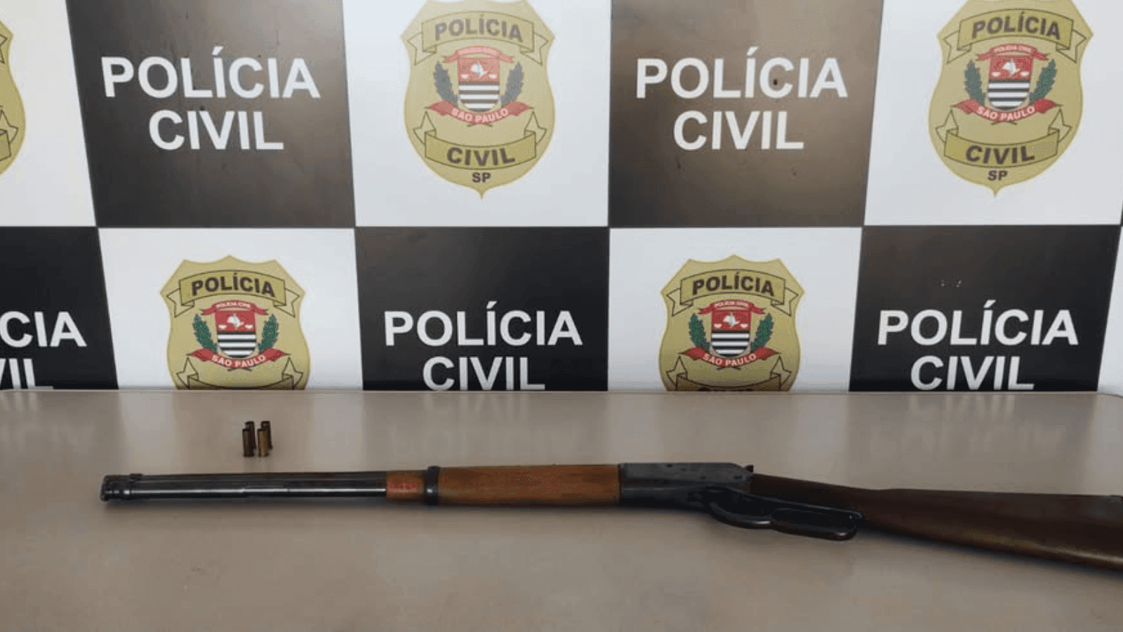 A arma estava escondida dentro do guarda-roupa do casal