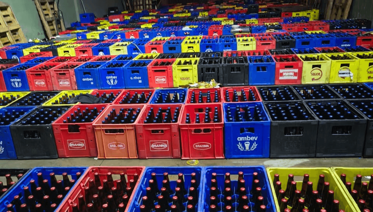 As bebidas e os materiais utilizados na adulteração foram apreendidos