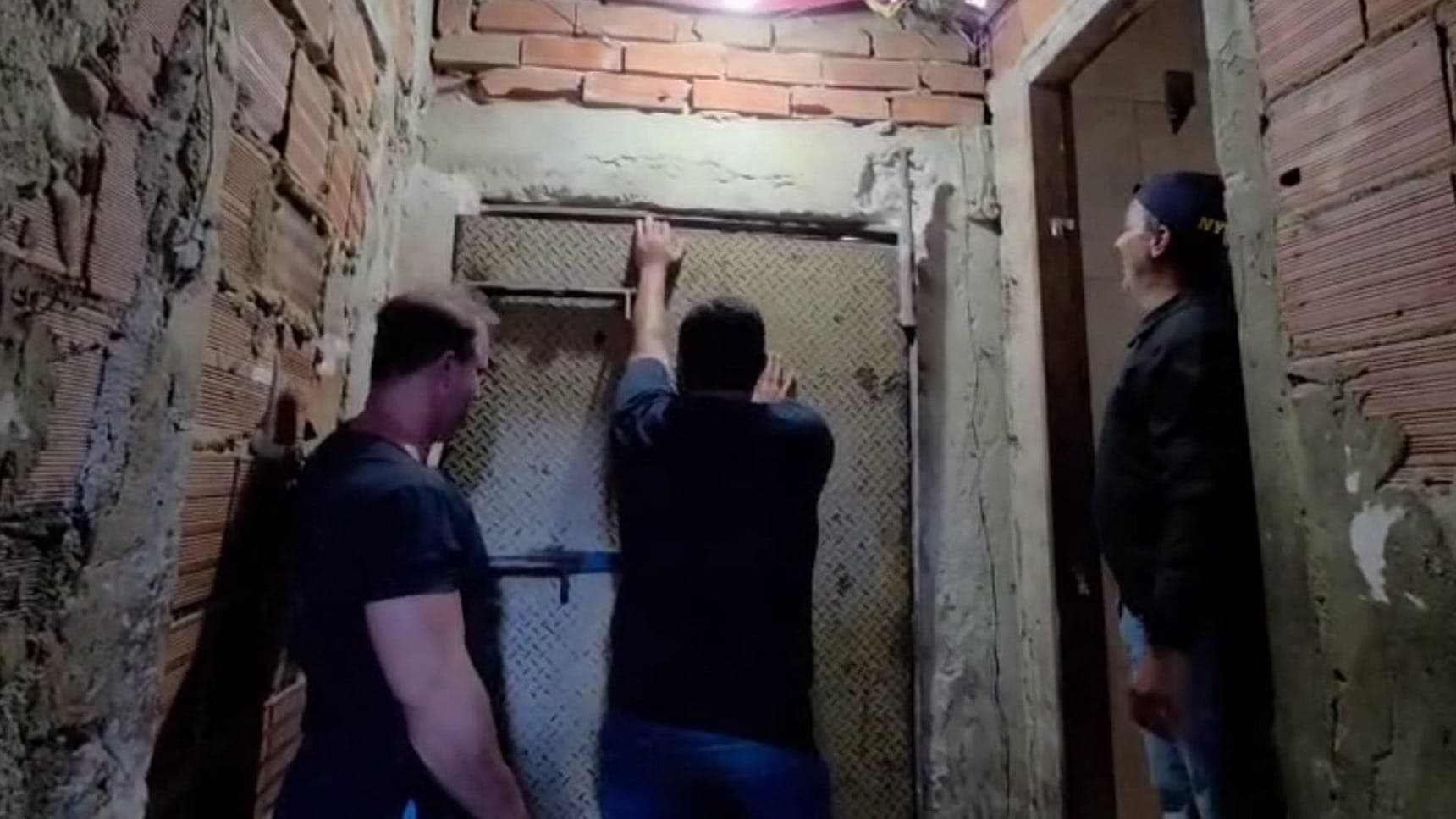 Bunker em um casarão abandonado na Rua General Caldwell, na Lapa