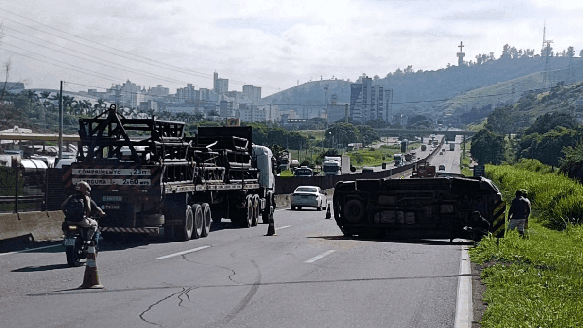 Capotamento: carro se envolve em acidente e capota na Dutra em Aparecida