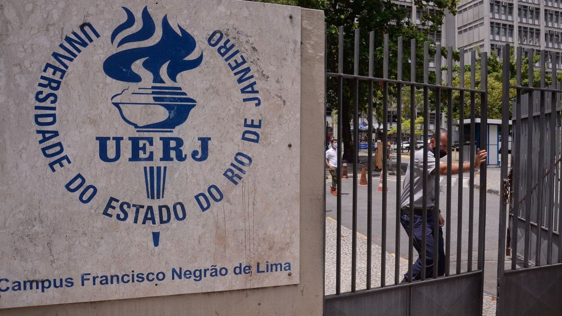 o há previsão para o fim da paralisação das atividades dos professores da Universidade do Estado do Rio de Janeiro (UERJ)