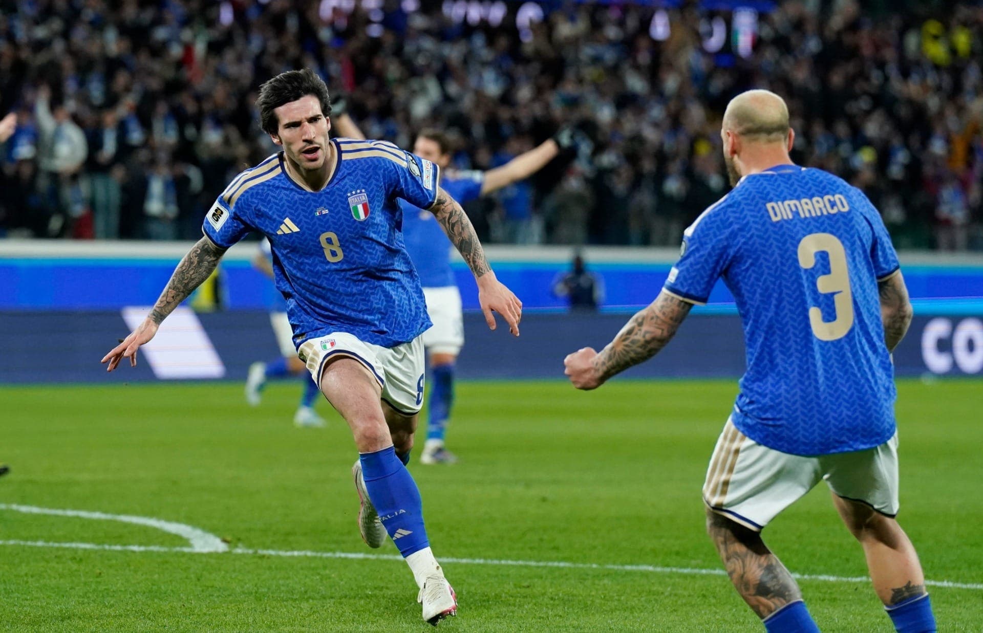 Sandro Tonali, da Itália, comemora o primeiro gol da equipe contra a Irlanda do Norte
