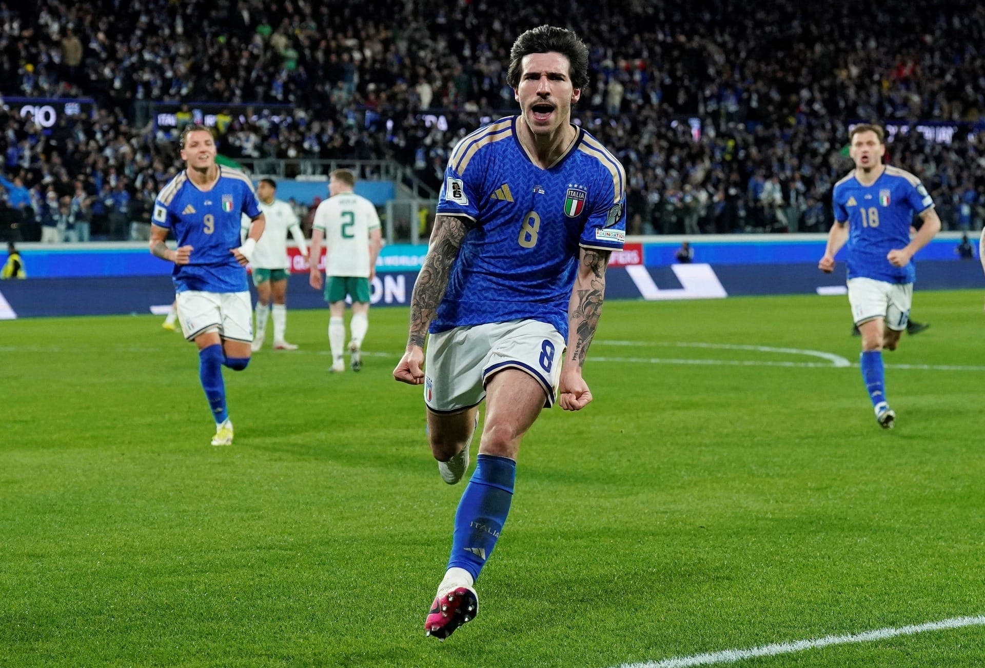 Sandro Tonali, da Itália, comemora o primeiro gol da equipe contra a Irlanda do Norte