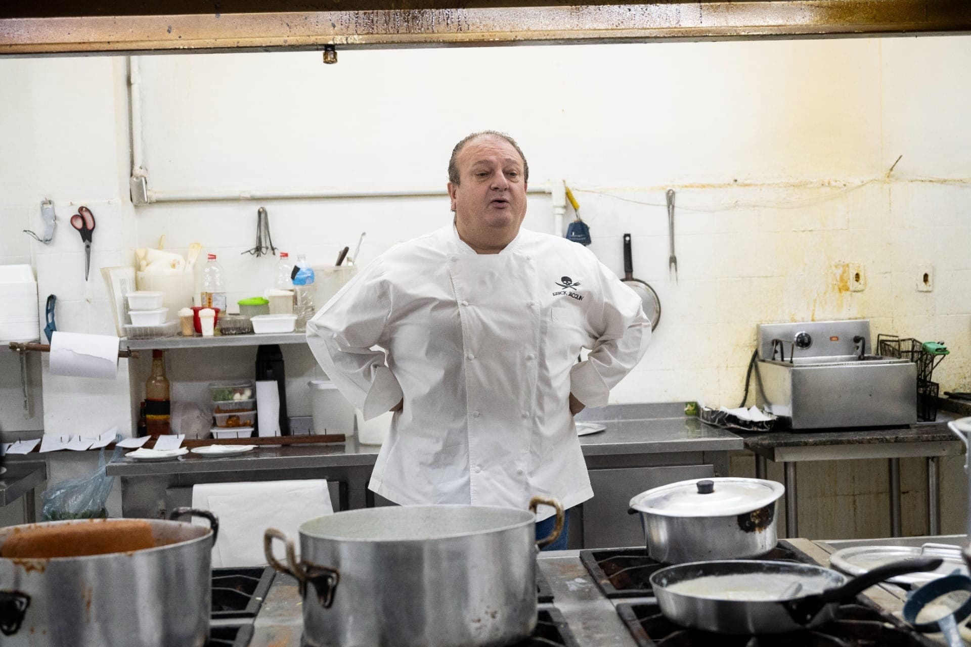 Chef acompanha o serviço na cozinha.