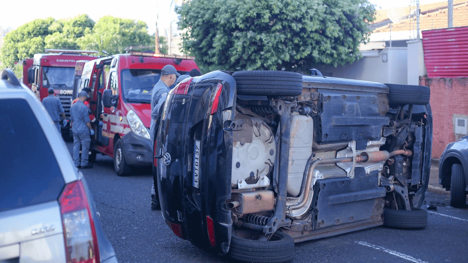 Com o impacto um dos carros chegou a tombar na pista