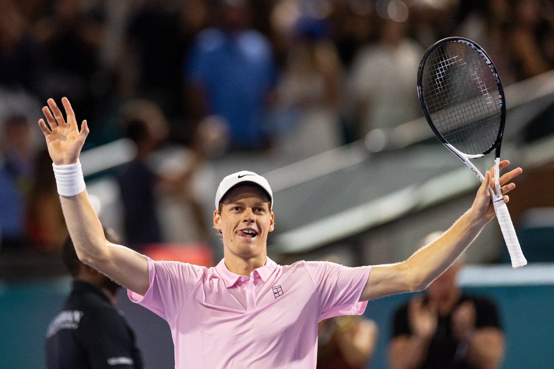 Jannik Sinner comemora sua vitória sobre o alemão Alexander Zverev