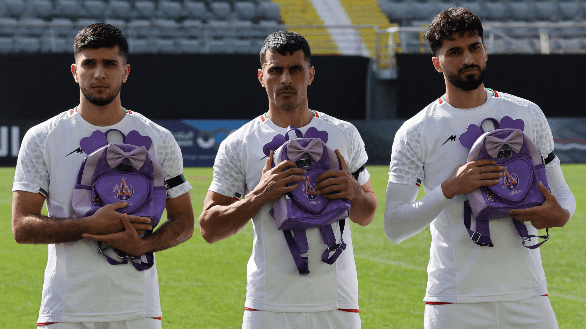 Jogadores do Irã exibem mochilas em homenagem às crianças vítimas de bombardeio em Minab