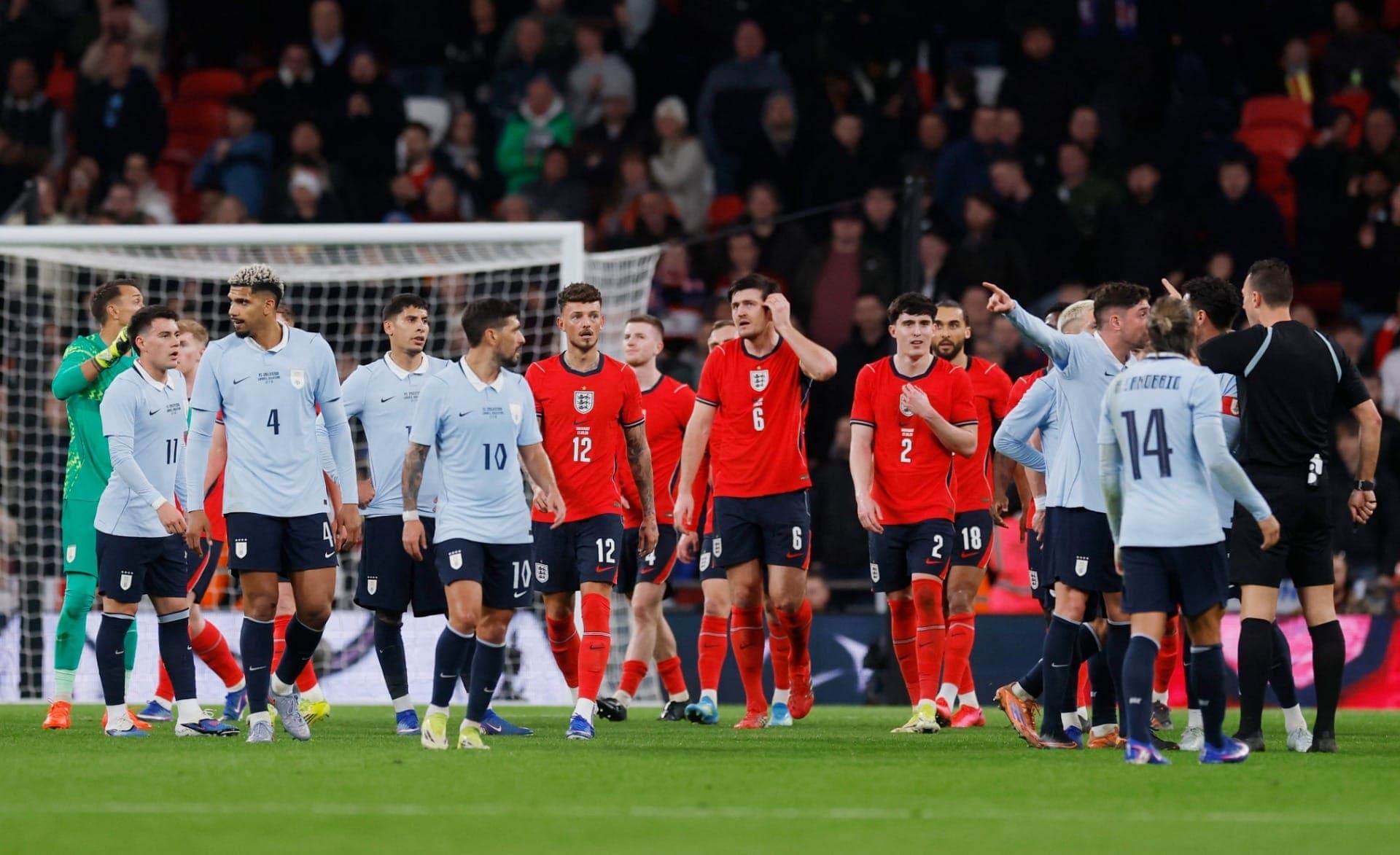 Jogadores do Uruguai e Inglaterra durante a partida