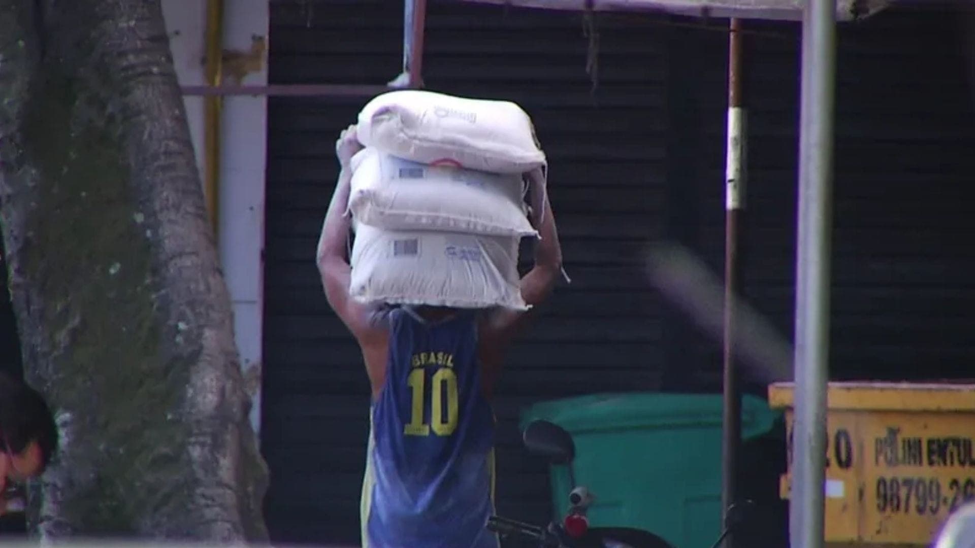 PM apreende carga de farinha ligada ao tráfico em Belford Roxo