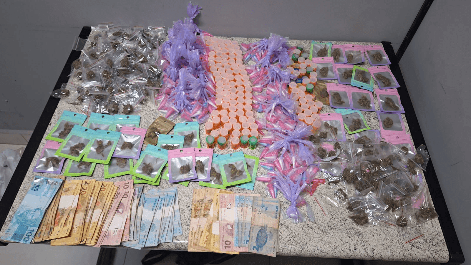 Também foram apreendidas porções de maconha e haxixe