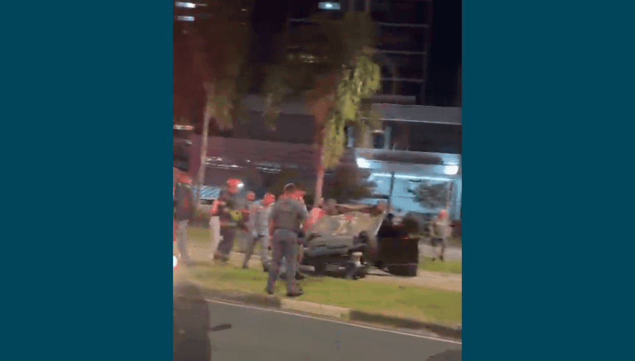 Um carro capotou após bater em um poste Avenida Norte-Sul