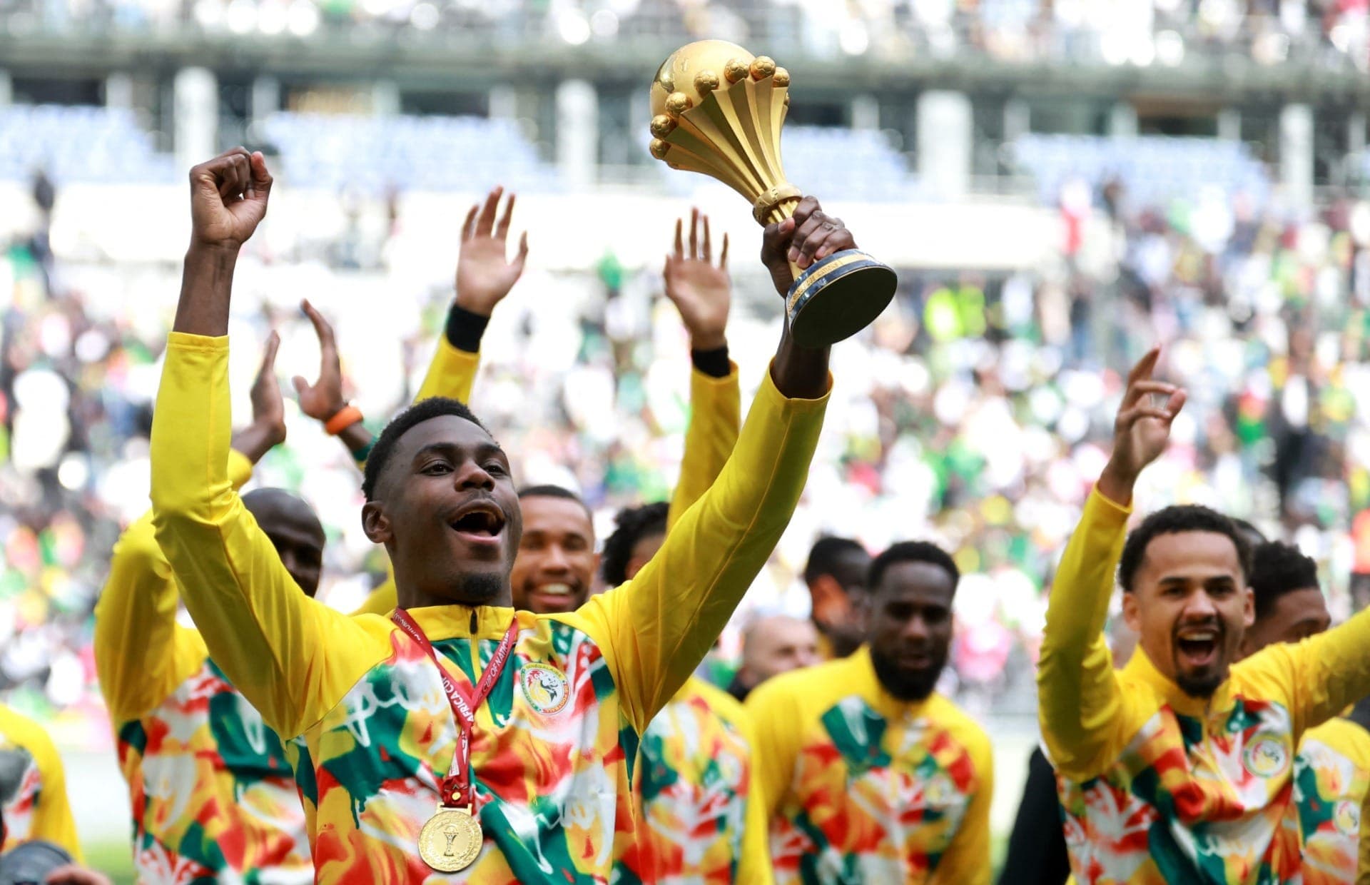 Jogadores do Senegal comemoram com o troféu da Copa Africana de Nações