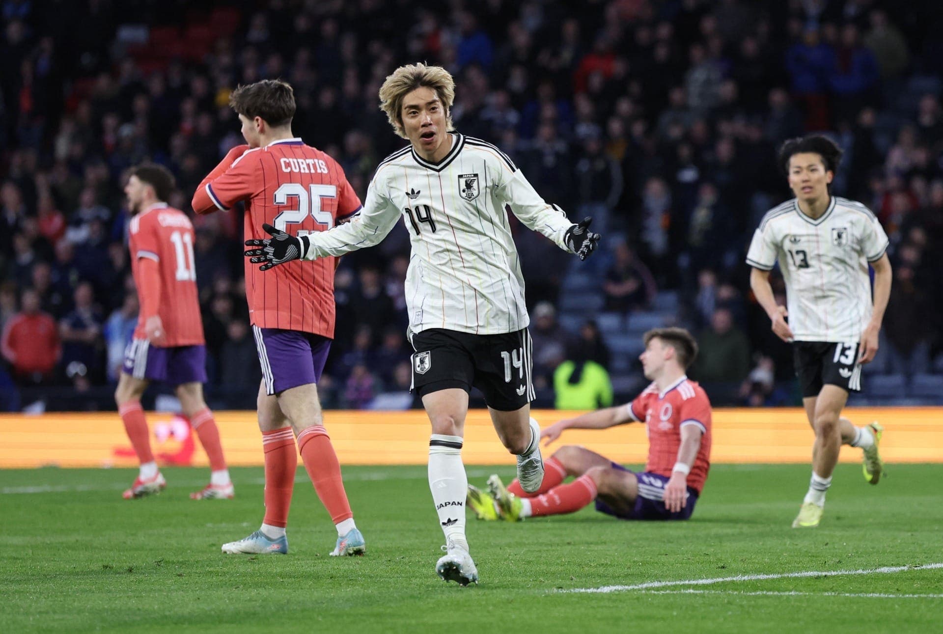 Junya Ito comemora gol do Japão contra a Escócia no fim do 2º tempo
