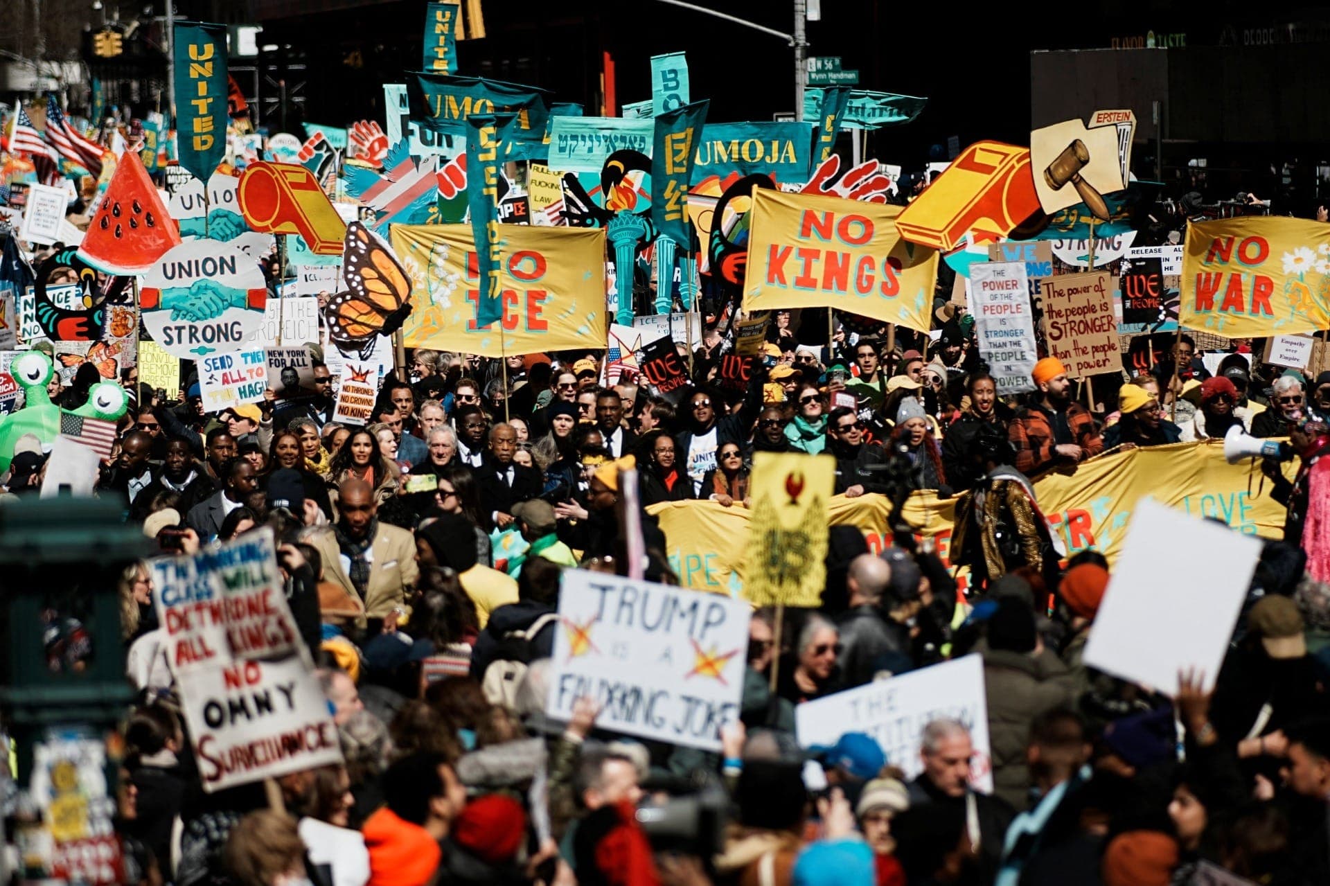 Manifestantes seguram cartazes durante um protesto "Chega de Reis" contra as políticas do governo do presidente dos EUA, Donald Trump, na cidade de Nova York, Nova York, EUA