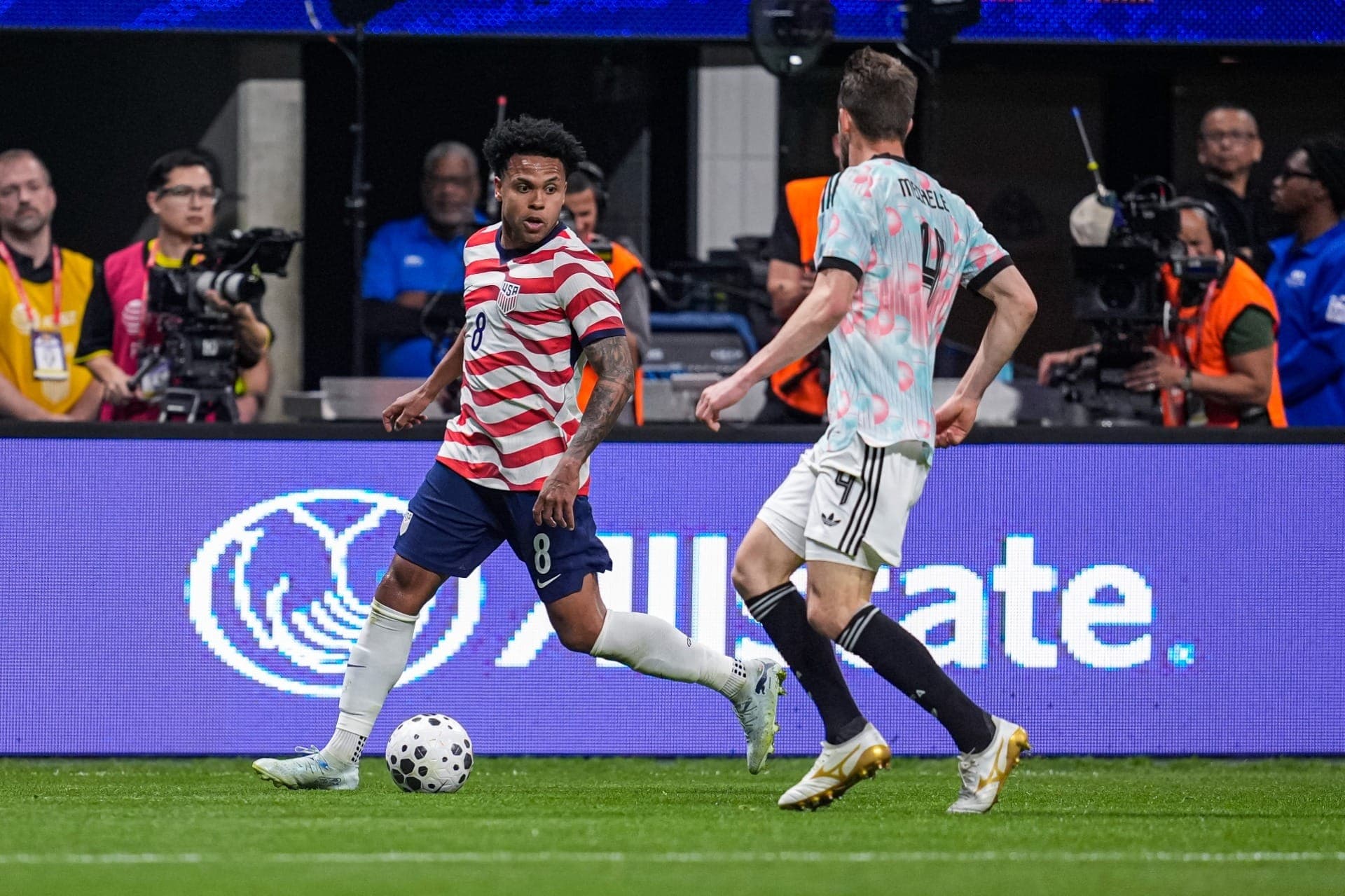 Weston McKennie, dos EUA, controla a bola contra Brandon Mechele, da Bélgica