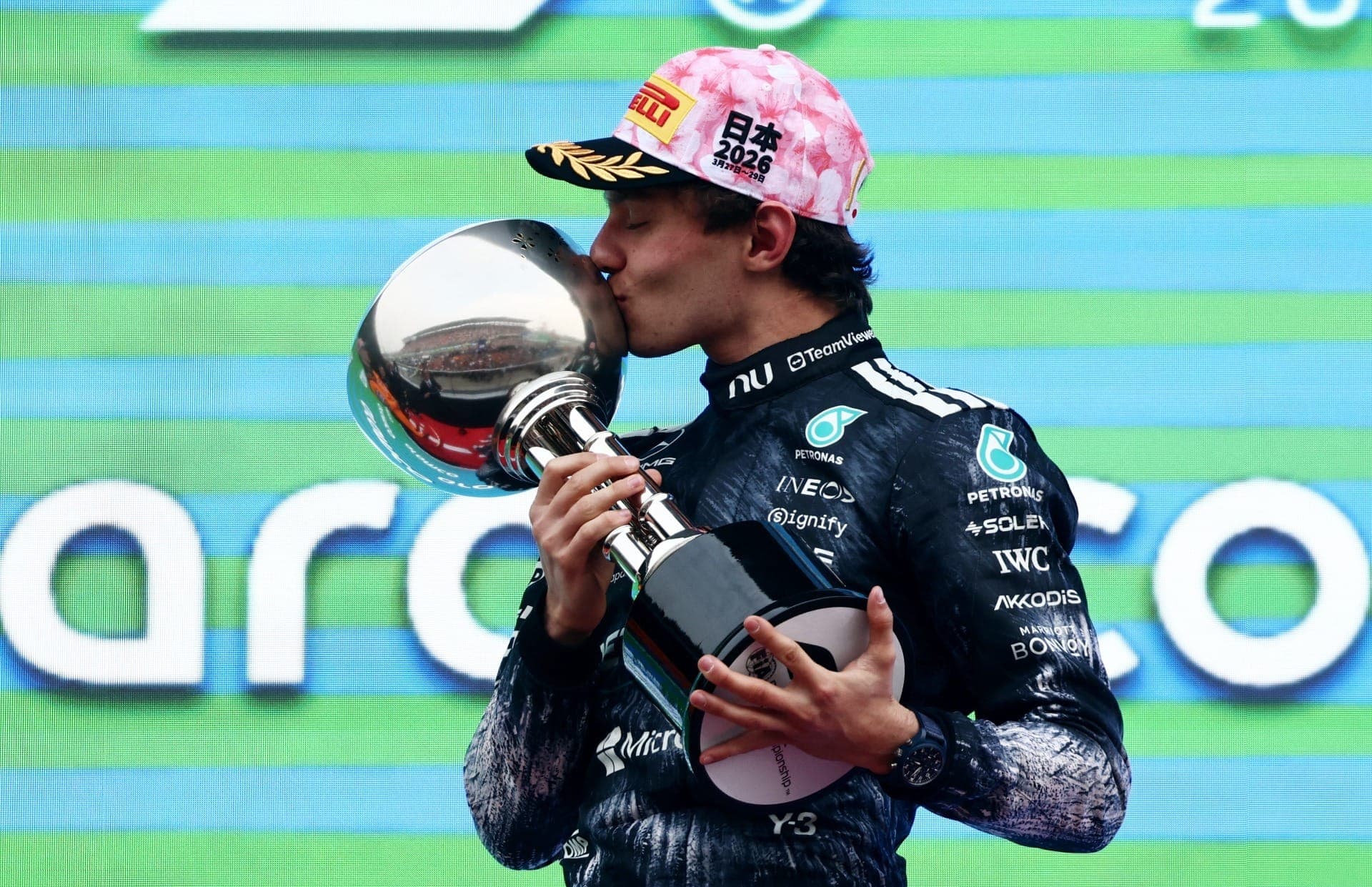 Kimi Antonelli com o troféu do GP do Japão de Fórmula 1