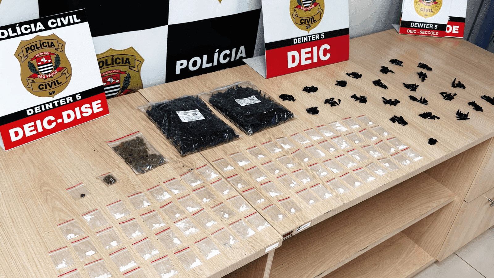 O suspeito foi detido com mais 220 pinos com cocaína