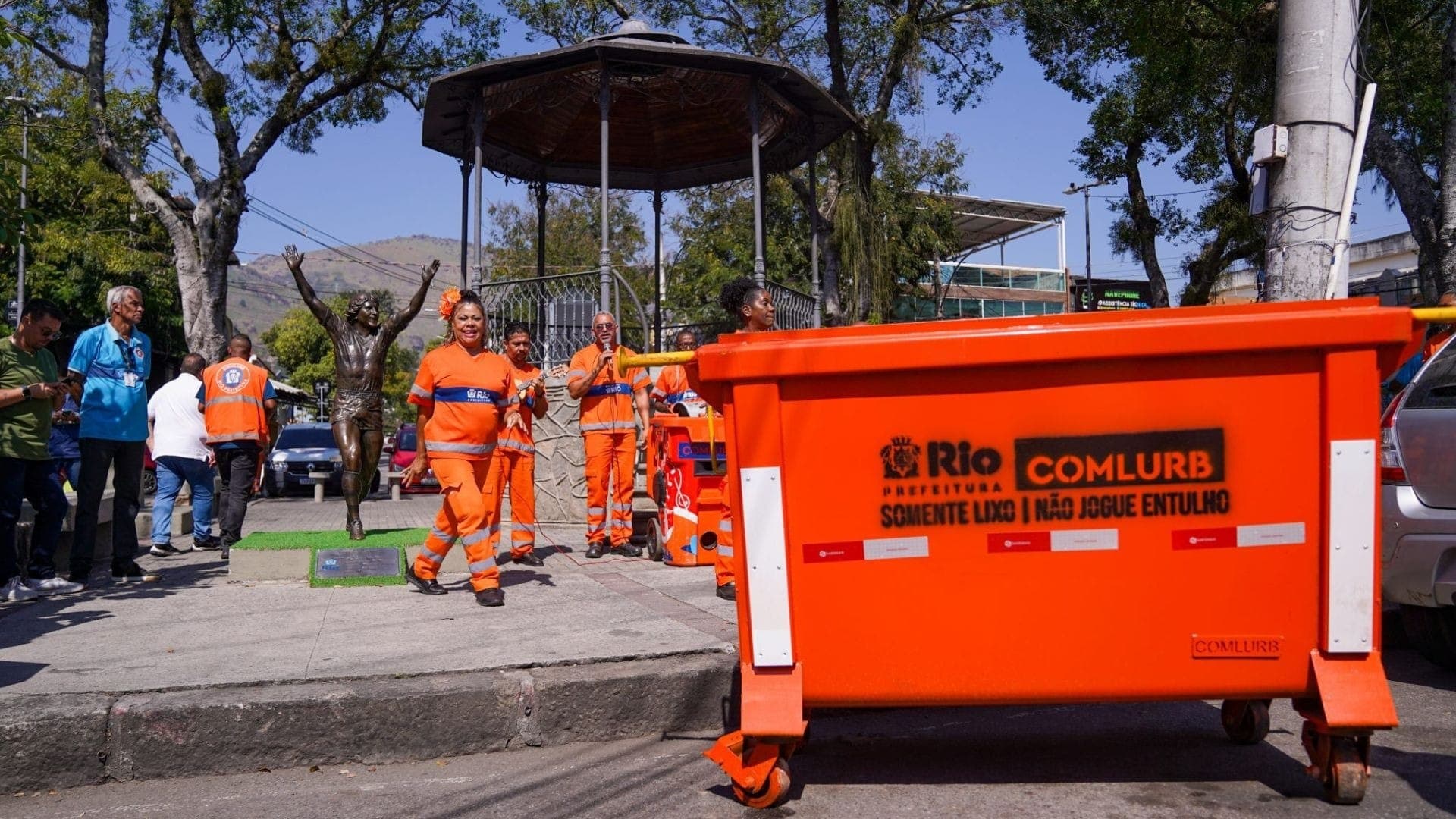 A nova política de coleta de lixo da Comlurb, com uso de caçambas de 1.200 litros espalhadas pelas ruas da cidade, divide opiniões entre garis