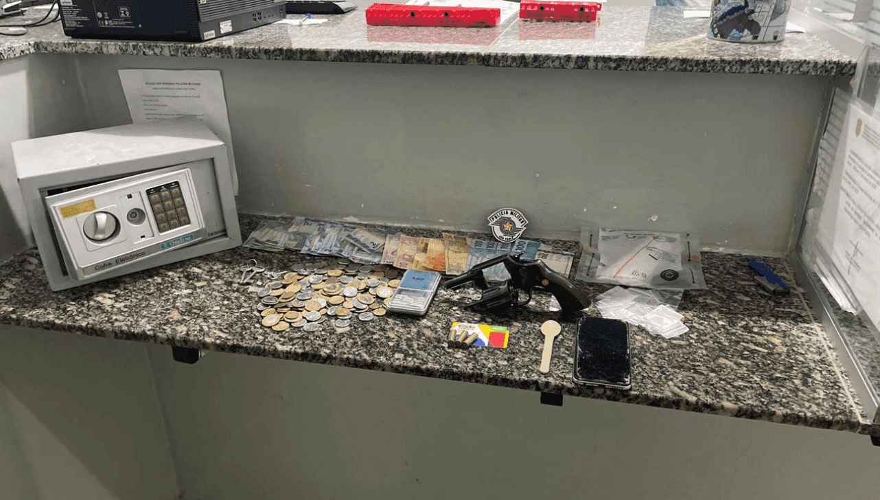 Arma e drogas apreendidas pela polícia no imóvel