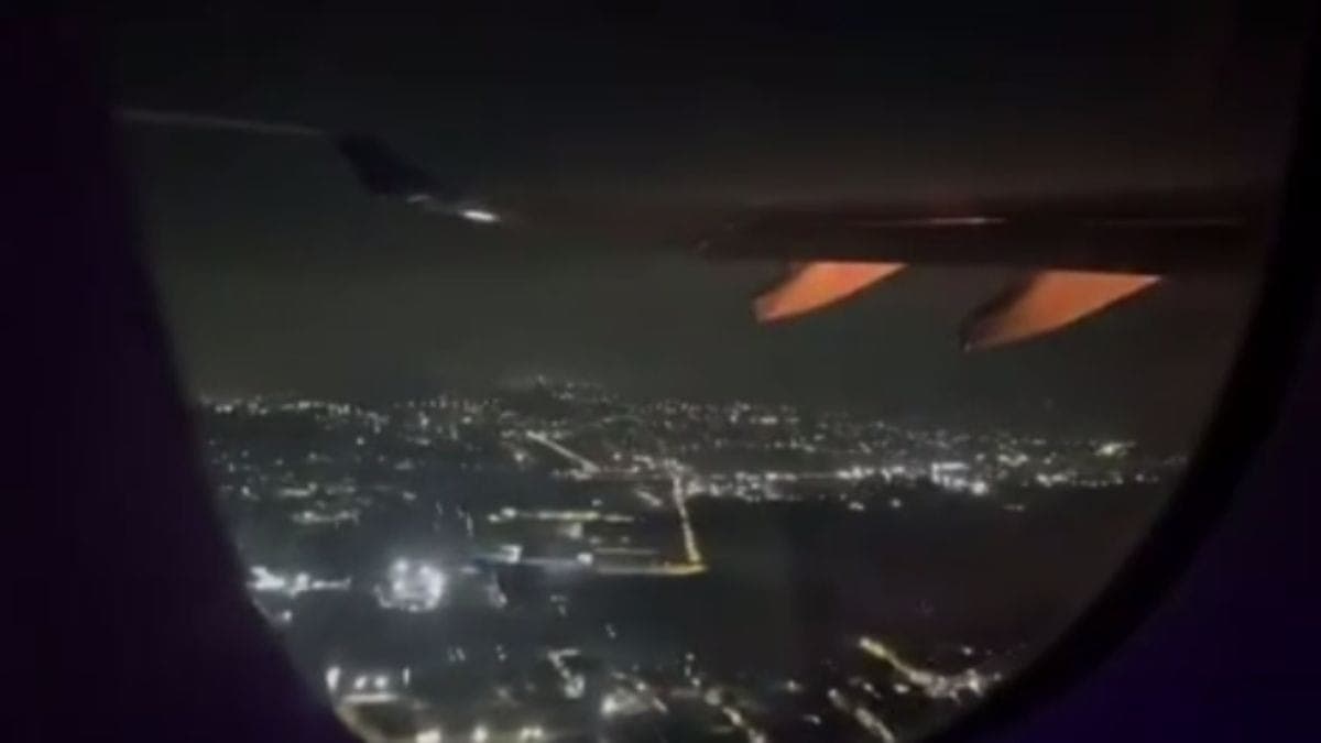 Momento em que a turbina do avião pega fogo durante a decolagem