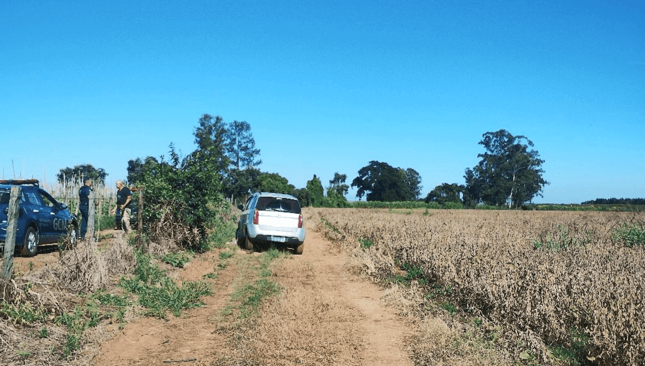 O suspeito de matar a vítima e tentar sair com o carro, com o corpo ainda preso sob o veículo, foi preso e confessou o crime à polícia