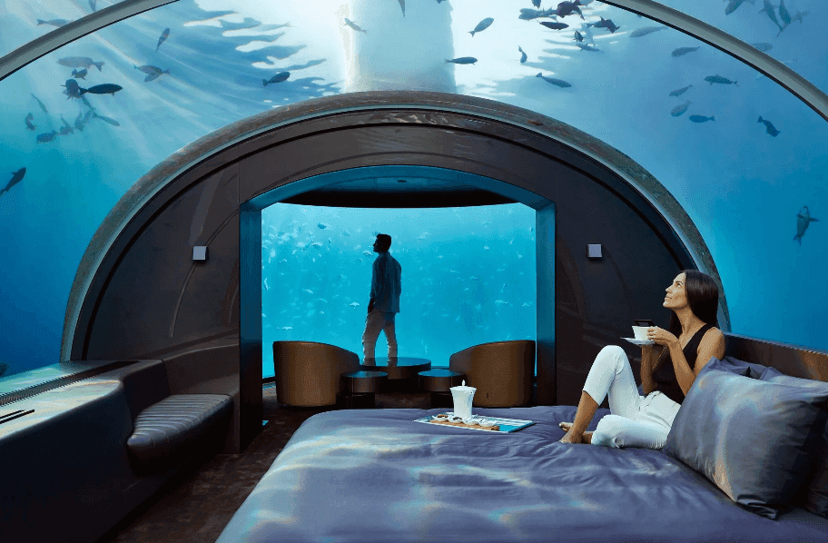 Suíte submersa no Conrad Maldives expõe hóspedes à vida marinha em experiência imersiva
