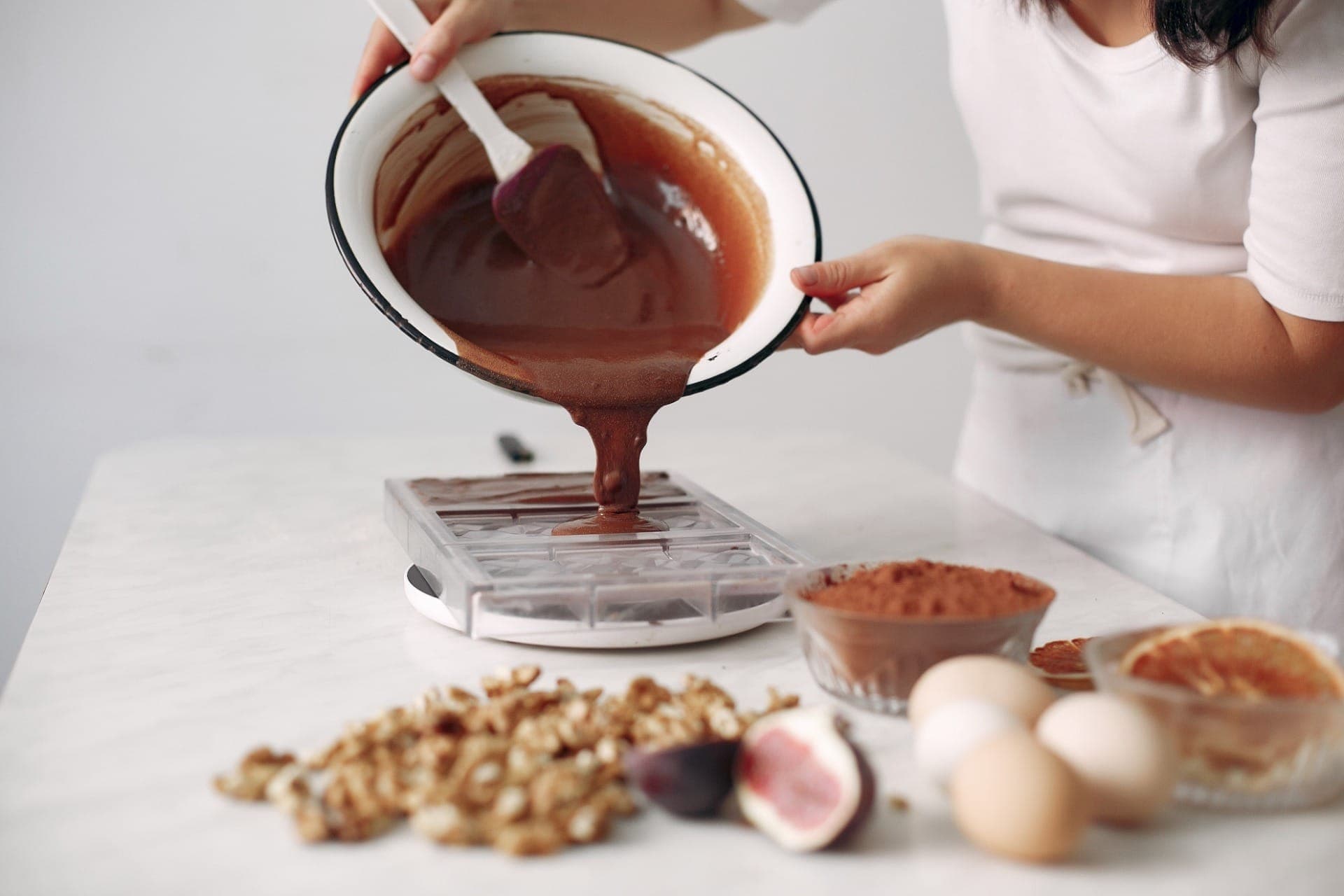 Temperar o chocolate garante qualidade e sabor ao ovo de Páscoa; entenda