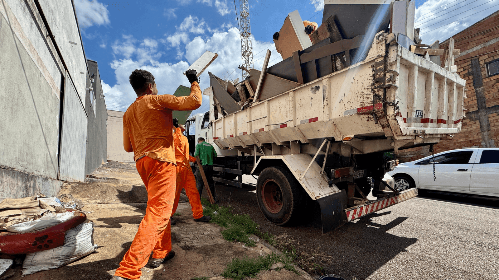 As equipes recolhem materiais inservíveis durante a ação