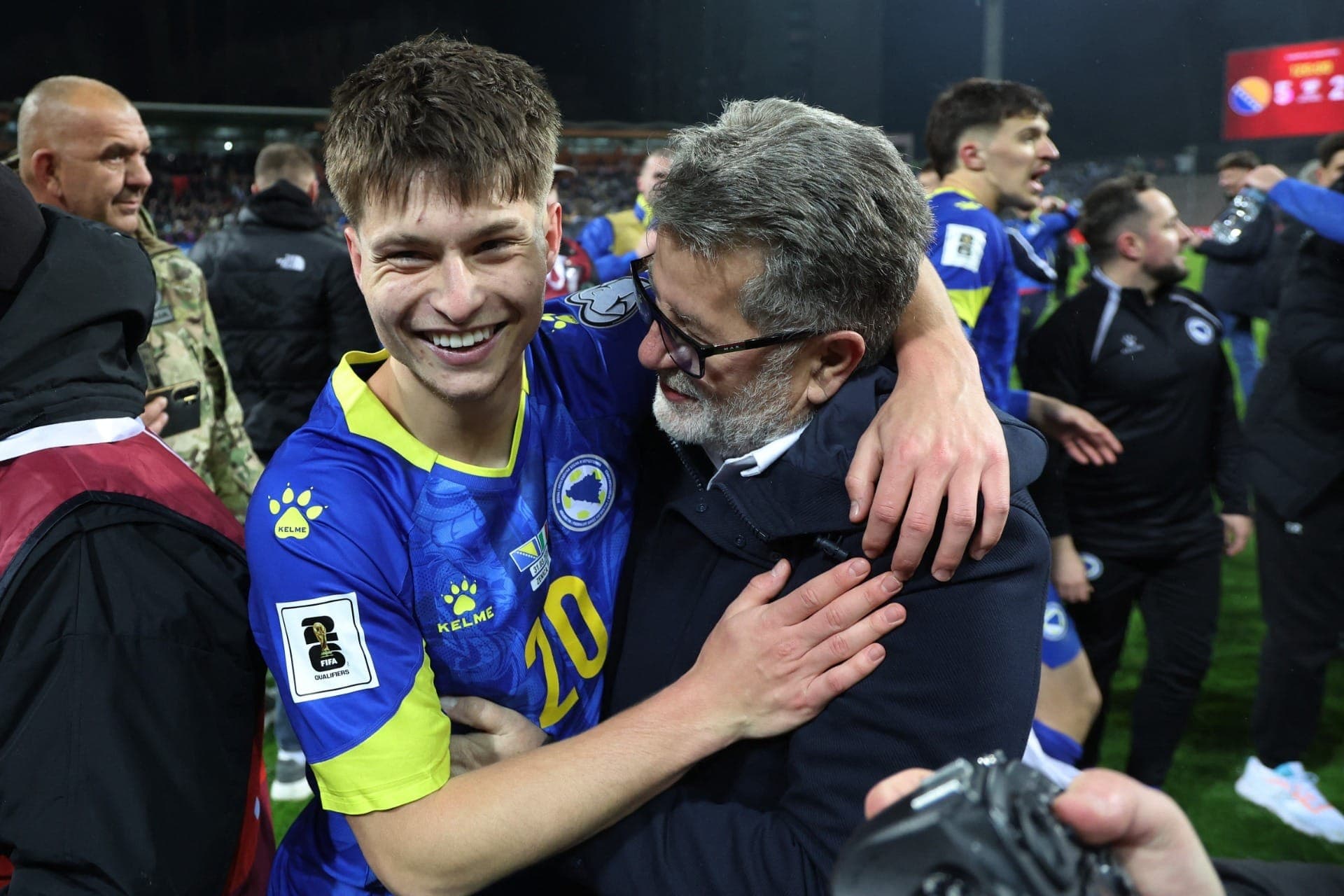 Esmir Bajraktarevic, da Bósnia e Herzegovina, comemora gol que garantiu a classificação à Copa do Mundo