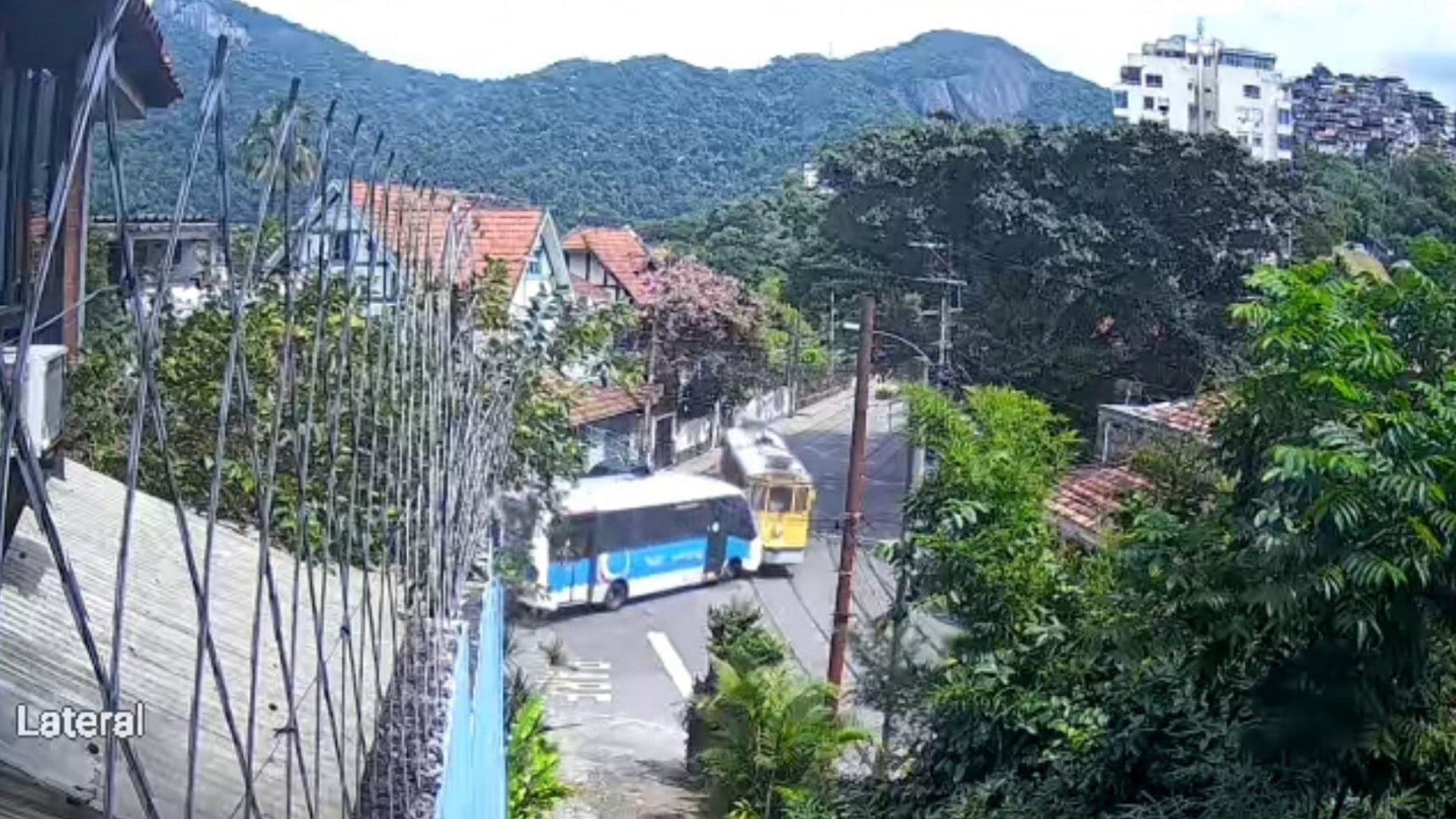 Imagens mostram momento da colisão entre ônibus e bondinho na região central do Rio