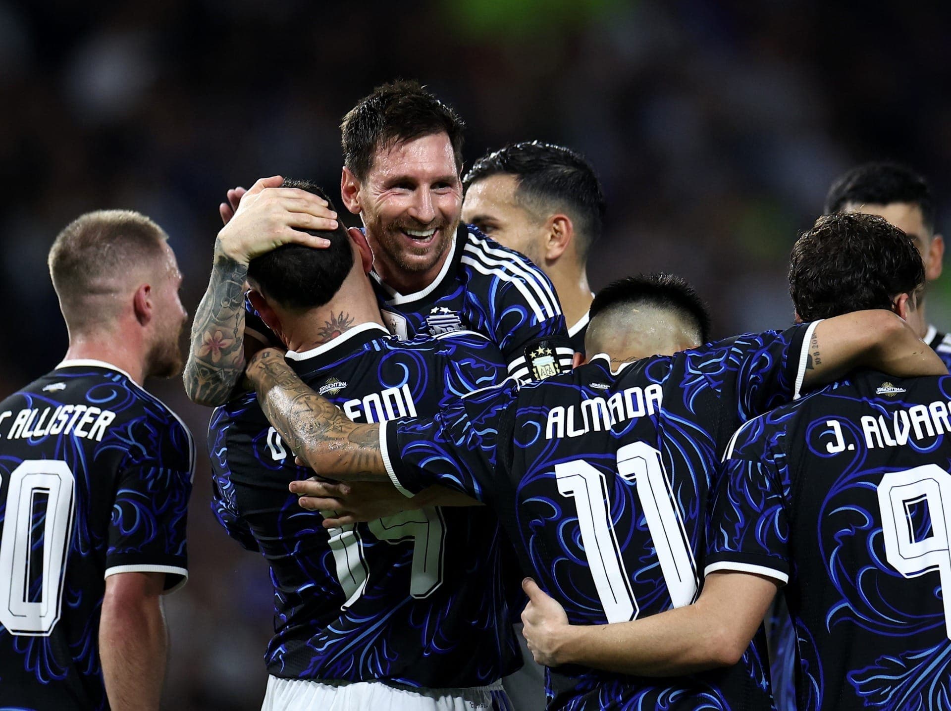 Otamendi comemora seu terceiro gol com Lionel Messi