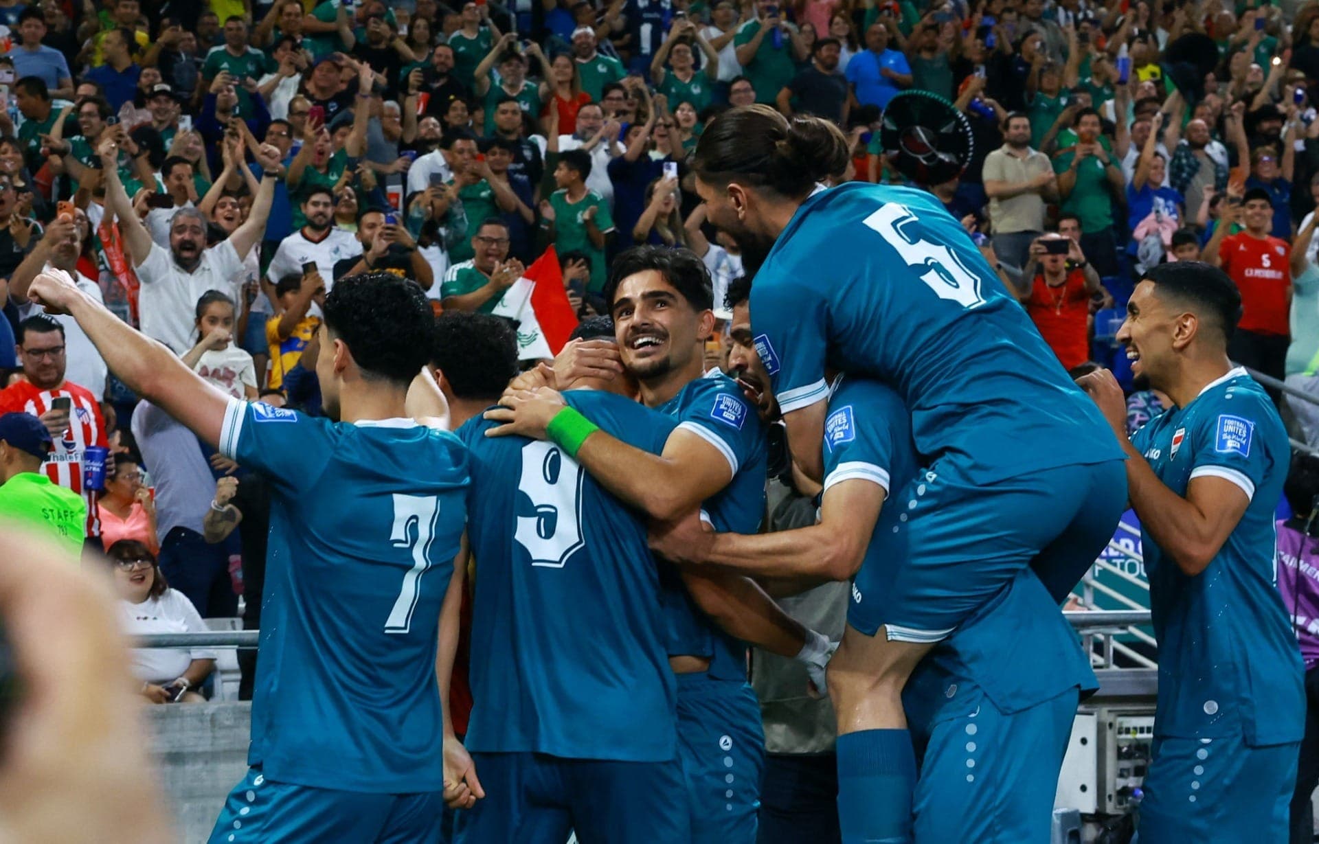 Ali Al-Hamadi comemora o primeiro gol do Iraque sobre a Bolívia
