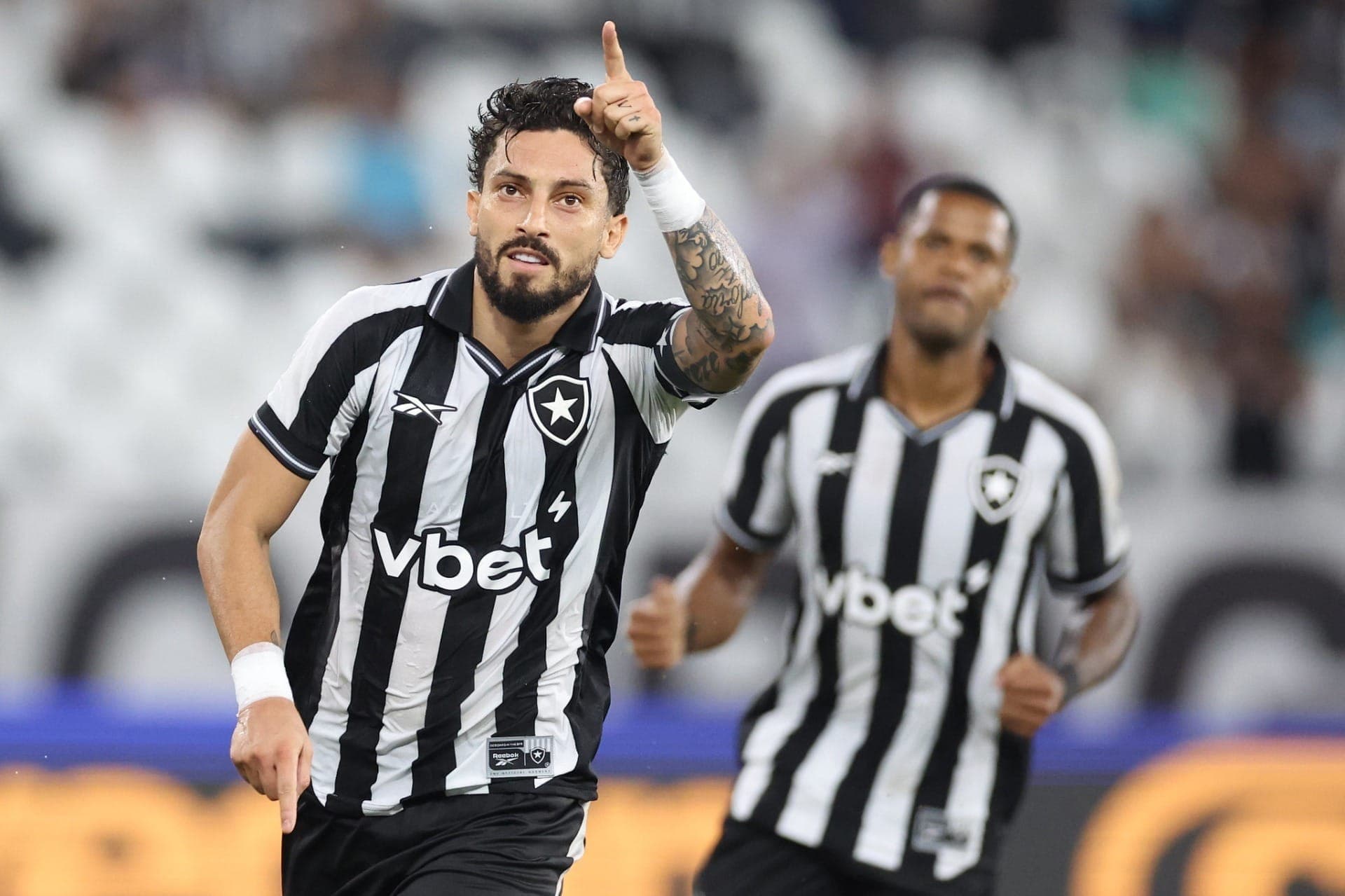 Botafogo e Coritiba tentam ganhar posições no Brasileirão em duelo no Nilton Santos