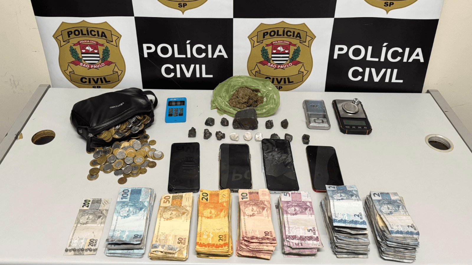 Foram apreendidos dinheiro, porções de maconha e crack