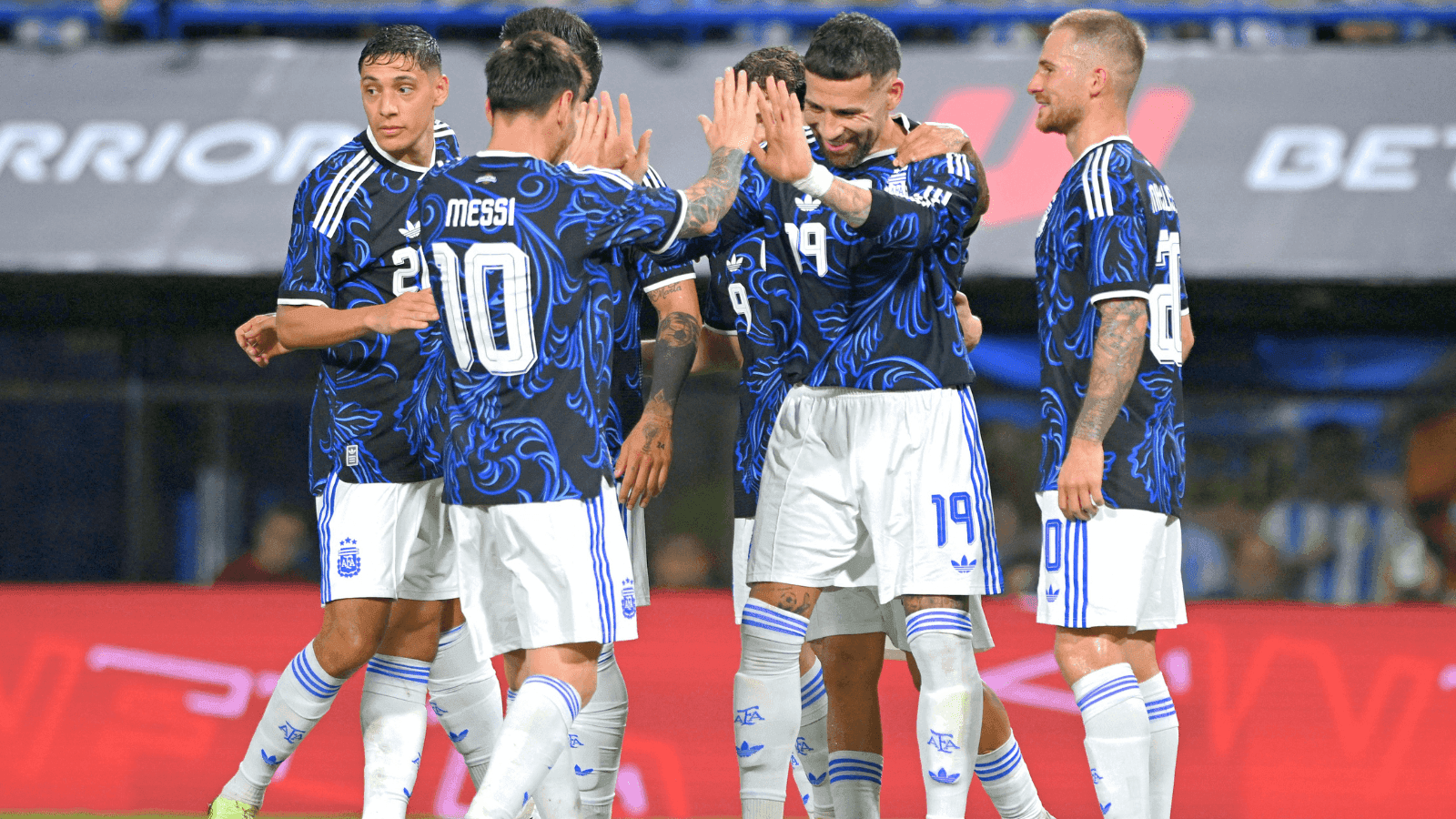Jogadores da Argentina comemoram gol sobre Zâmbia na última Data Fifa