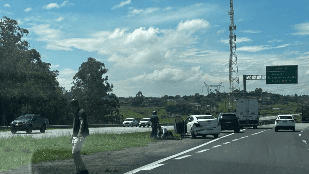 Motorista perde controle e colide veículo na Rodovia Carvalho Pinto