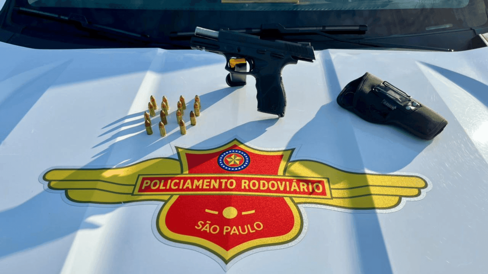 A arma e as munições estavam escondidas embaixo do banco