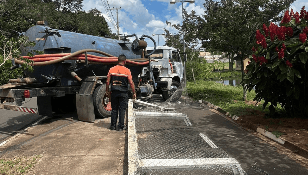 Caminhão invade calçada e derruba alambrado em São Pedro
