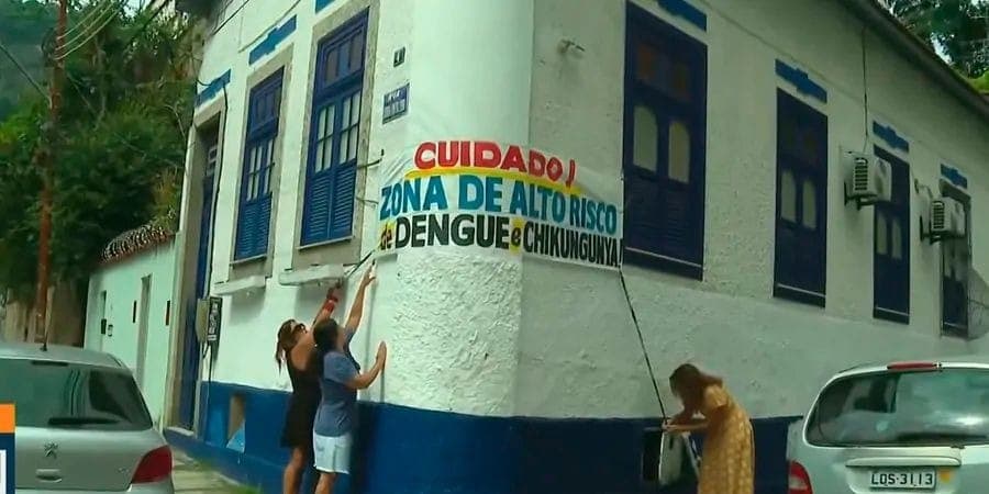 Cartaz de alerta colocado por moradores em Santa Teresa