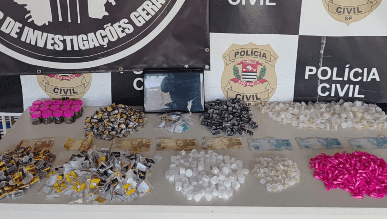 Durante as buscas, mais de 1,4 mil porções de entorpecentes foram apreendidas