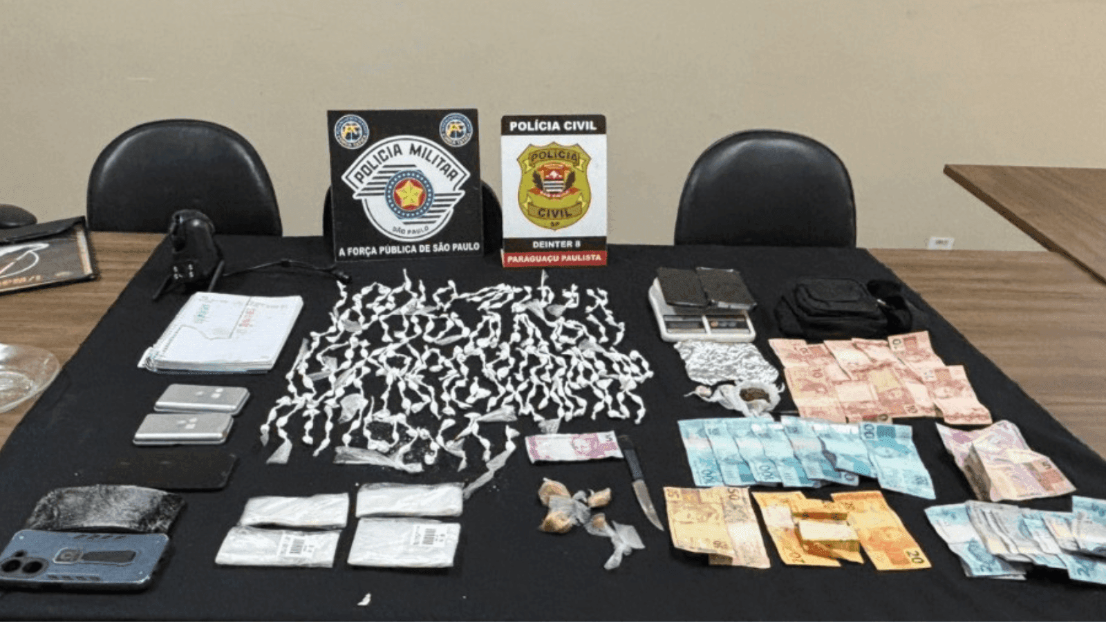 Foram apreendidos dinheiro e várias porções de drogas